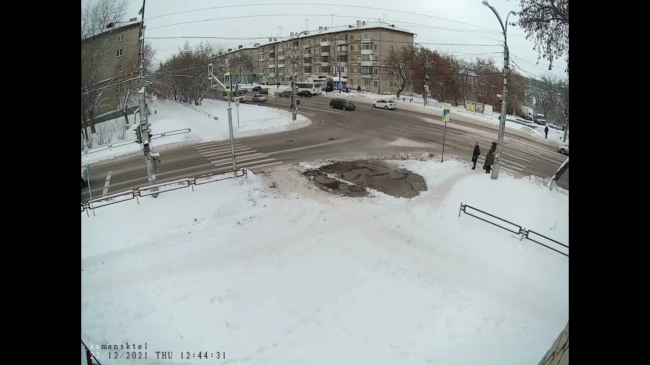 Признавашки каменск уральский. Аварии в Каменске Уральском. Перекресток со светофором. Пешеходный перекресток. Каменск-Уральский улицы.