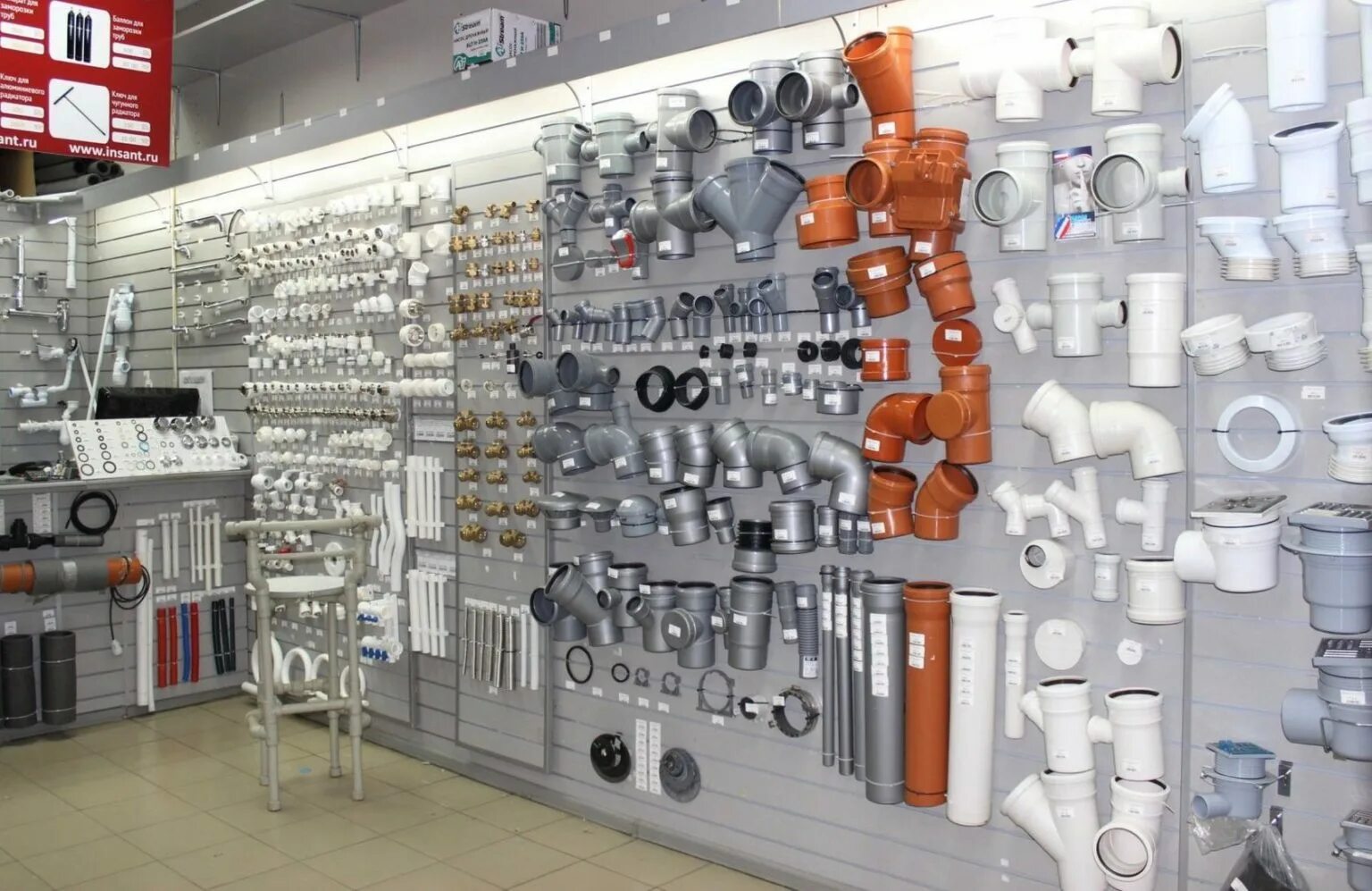 Сантехника электрика. Витрина инженерной сантехники. Магазин сантехники и электрики. Магазин инженерной сантехники. Сантехника магазин.