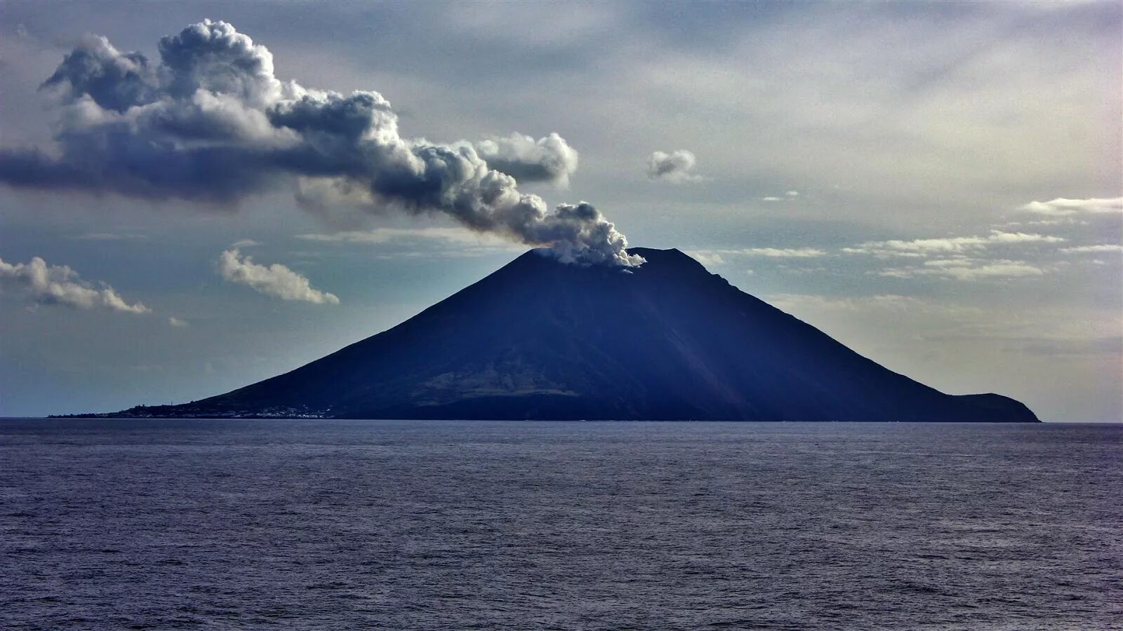 Стромболи вулкан. Остров Стромболи. Остров вулкан Стромболи. Вулкан Стромболи в Италии.
