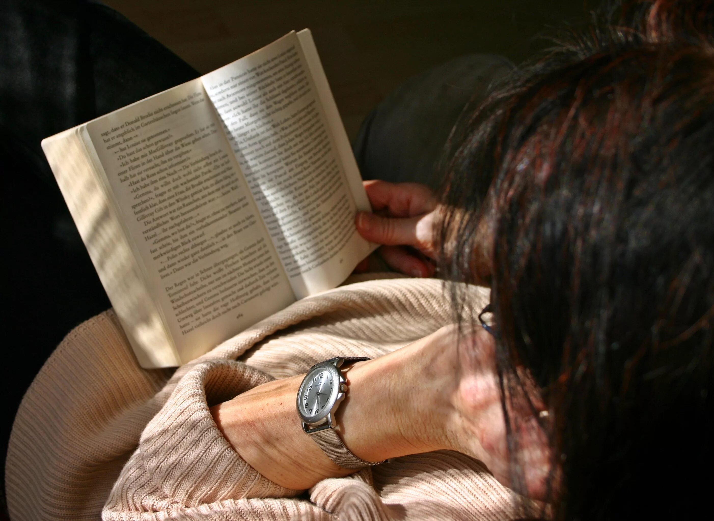 Устаю читать. Девушка с книгой. Книга человек. Читает книгу. Человек с книгой в руках.