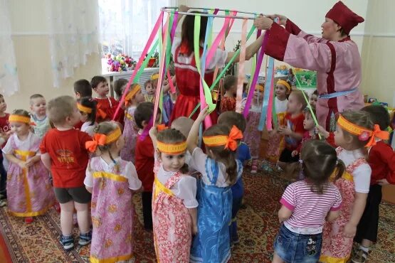 Детскую Масленицу в детском саду. Дети в садике на Масленицу. Масленица в садике в группе. Праздник Масленица в детском саду. Масленица в яслях детского