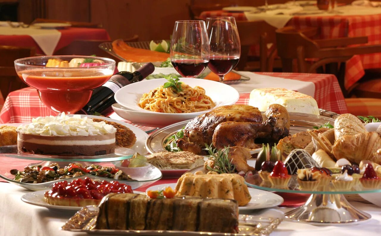 Греческий праздничный стол. Стол с едой. Накрыть праздничный стол. Богато накрытый стол. Шикарный стол с едой.