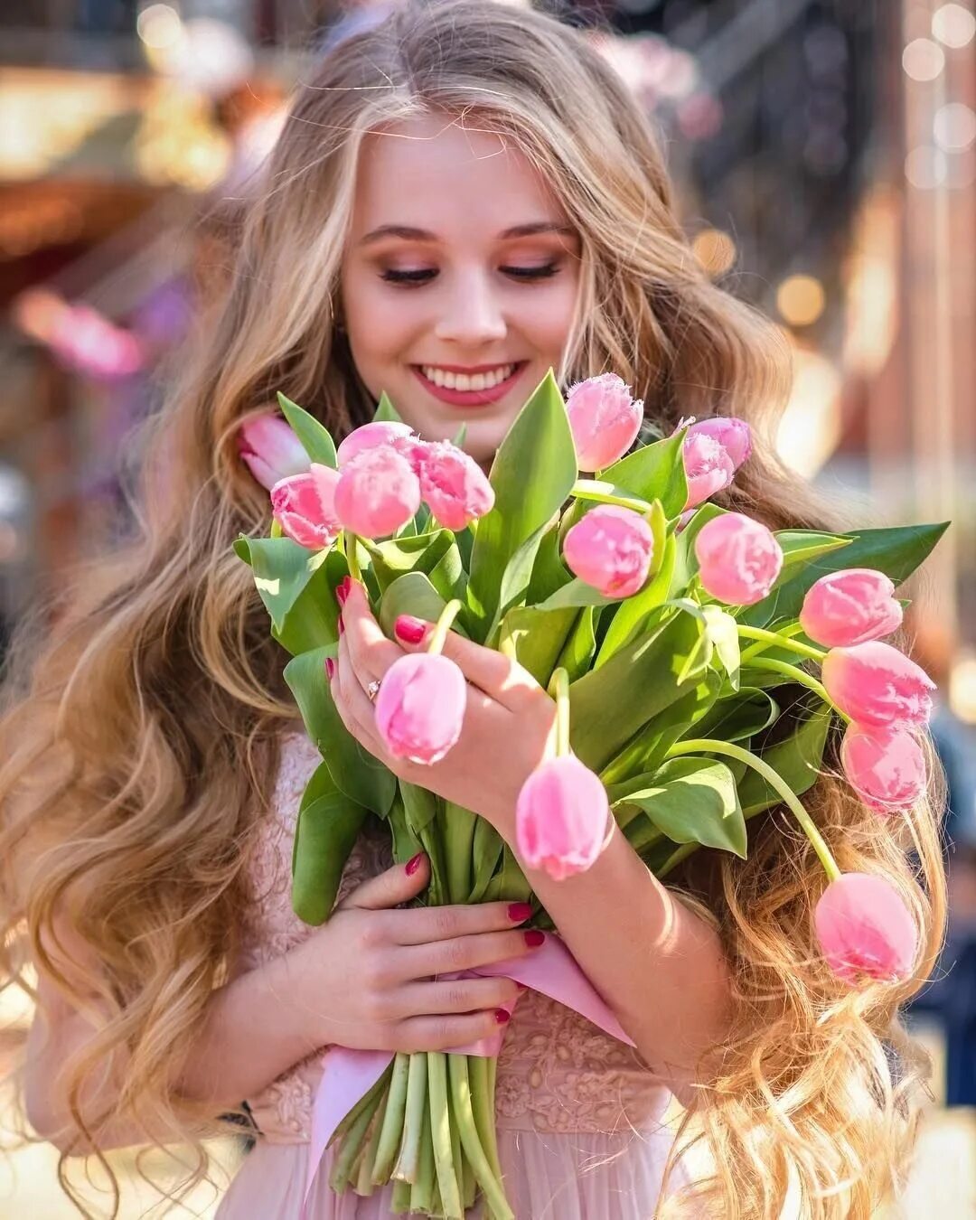 Женщина с букетом тюльпанов. Букет цветов для женщины. Букет "девушке". Девочка с цветами. Счастливая девушка с букетом.