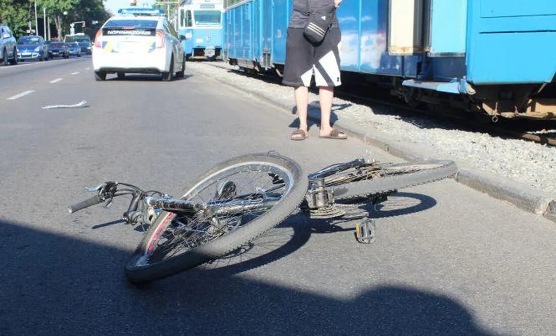 6) Наезд на велосипедиста. Удары машину велосипедом. Водитель сбил человека на велосипеде.