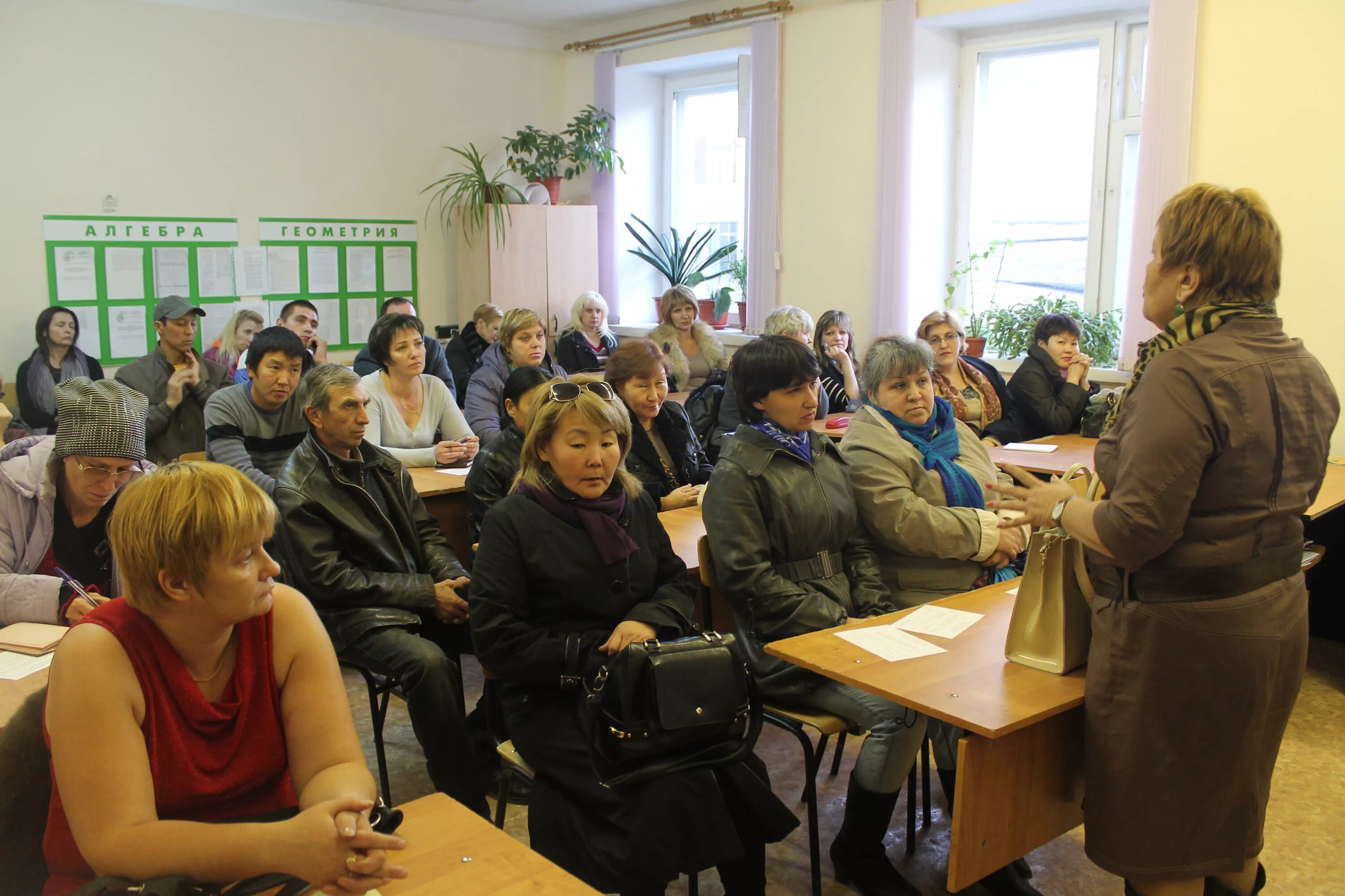 Собрание про школу. Родительское собрание в школе. Родители на собрании в школе. Родительское собраниекола. Мамочки на родительском собрании.