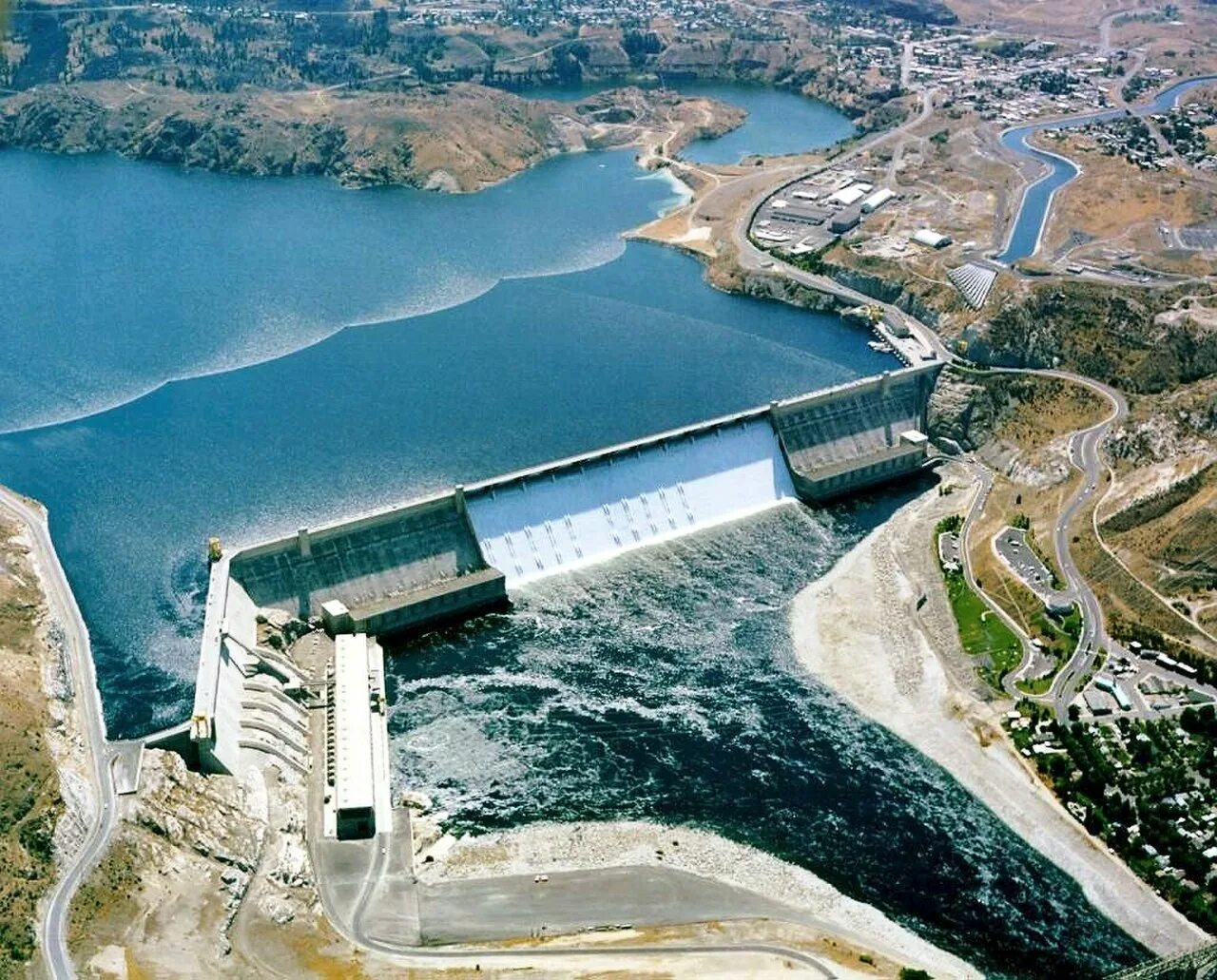 Гидроэлектростанция Гранд кули. ГЭС Гранд кули США. Дамба Гранд кули. ГЭС на реке Колумбия. Люди перегородили реку большой плотиной вода