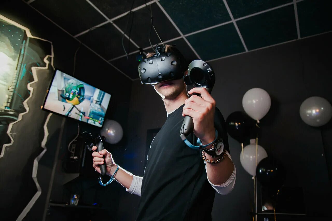 Vr club vrpark. Genesis VR Астрахань. Аттракцион виртуальной реальности. Комната виртуальной реальности. Виртуальная реальность в развлечениях.