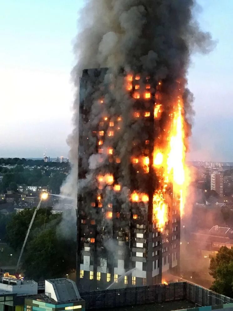 Горит небоскреб. Grenfell Tower пожар. Гренфелл Тауэр Лондон. 2017: Пожар в Grenfell Tower в Лондоне. Гринфилд Тауэр пожар в Лондоне.