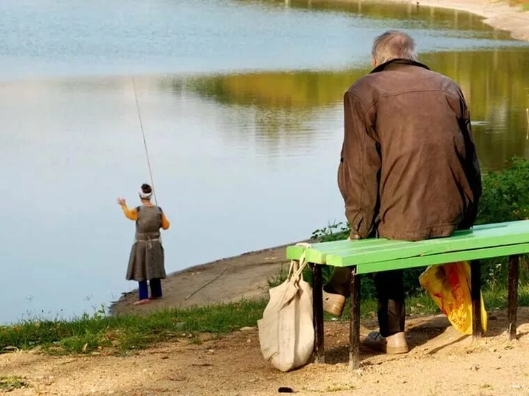 Ловить рыбу в чистой воде во сне. Рыбак сидит. Бабушка с удочкой. Ловить рыбу. Бабушка ловит рыбу.