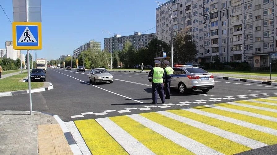 Тротуар в жилой зоне. Пешеходный переход. Пешехеходный переход. Дорога с пешеходным переходом. Обустройство пешеходных переходов.