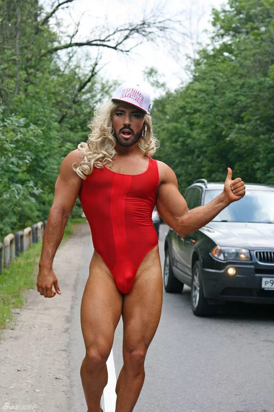 Richard magarey ladybaby. Женщина в виде мужика. Женщина в виде мужика. Мужчина и инопланетянка. Мужчина любуется женщиной.