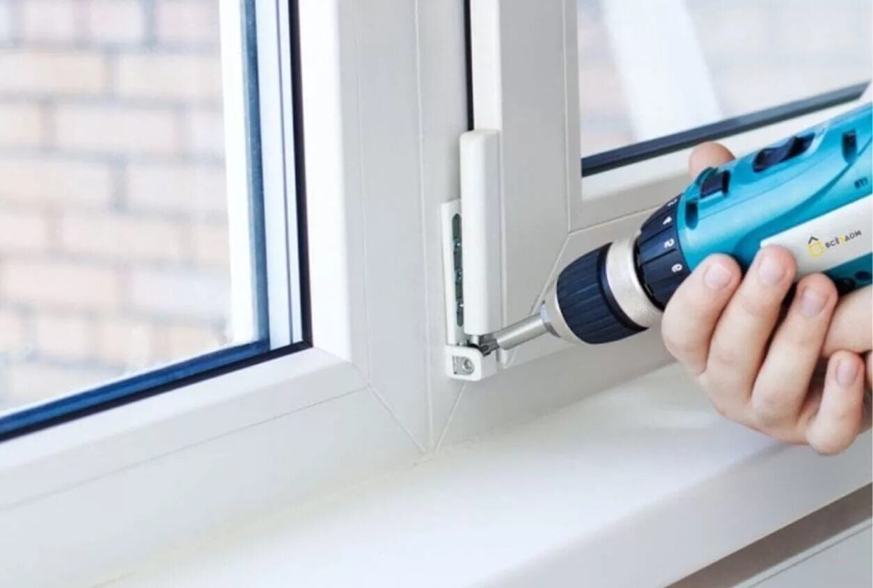 Монтажник пластиковых окон. Обслуживание окон. Пластиковое окно. Капитальный ремонт пластиковых окон. Монтаж окон пвх.