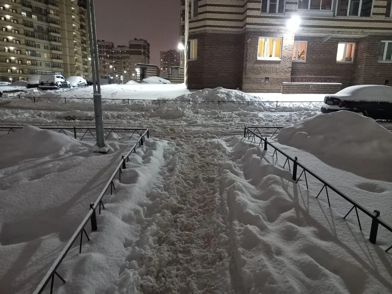 Город сугробов. Снег во дворе. Сугробы в центре города. Сугроб Беглова. Сугробы Беглова в СПБ.