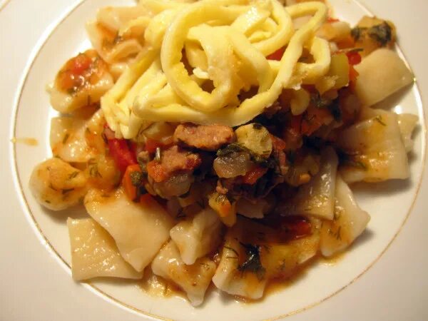 Лепешки для бешбармака. Суп с кусками теста. Блюда из теста и мяса вареные. Еврейский бешбармак. Кусочки теста в бульоне.