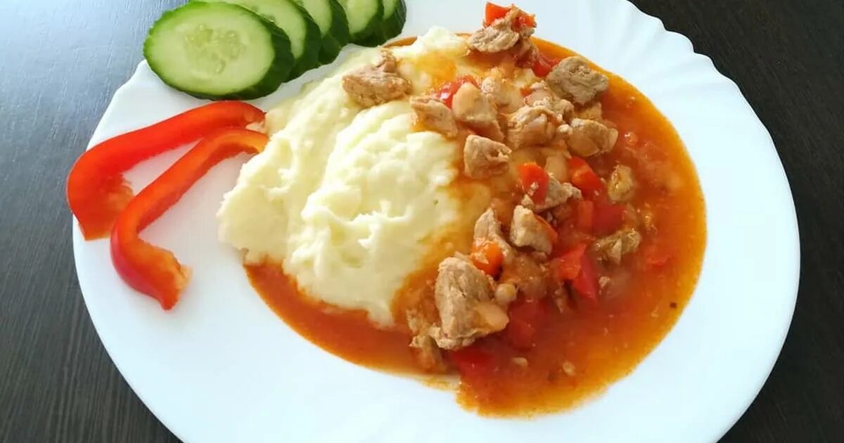 Гуляш с пюре. Пюре с гуляшом из свинины. картофельное пюре с гуляшом из свинины. гуляш с картошкой и свининой. картофельное пюре со свининой.