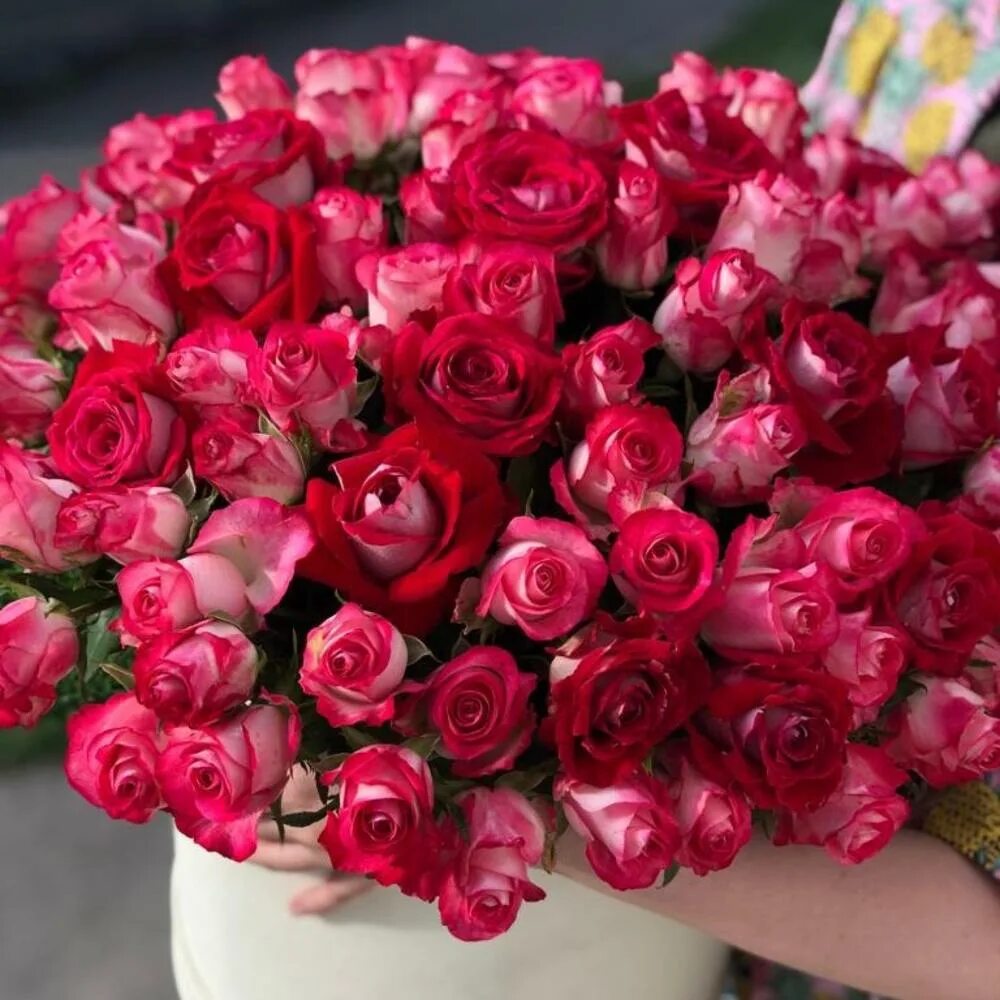 Огромный букет цветов. Желто-красные розы. Шикарные большие букеты. Большая охапка. Большая охапка.