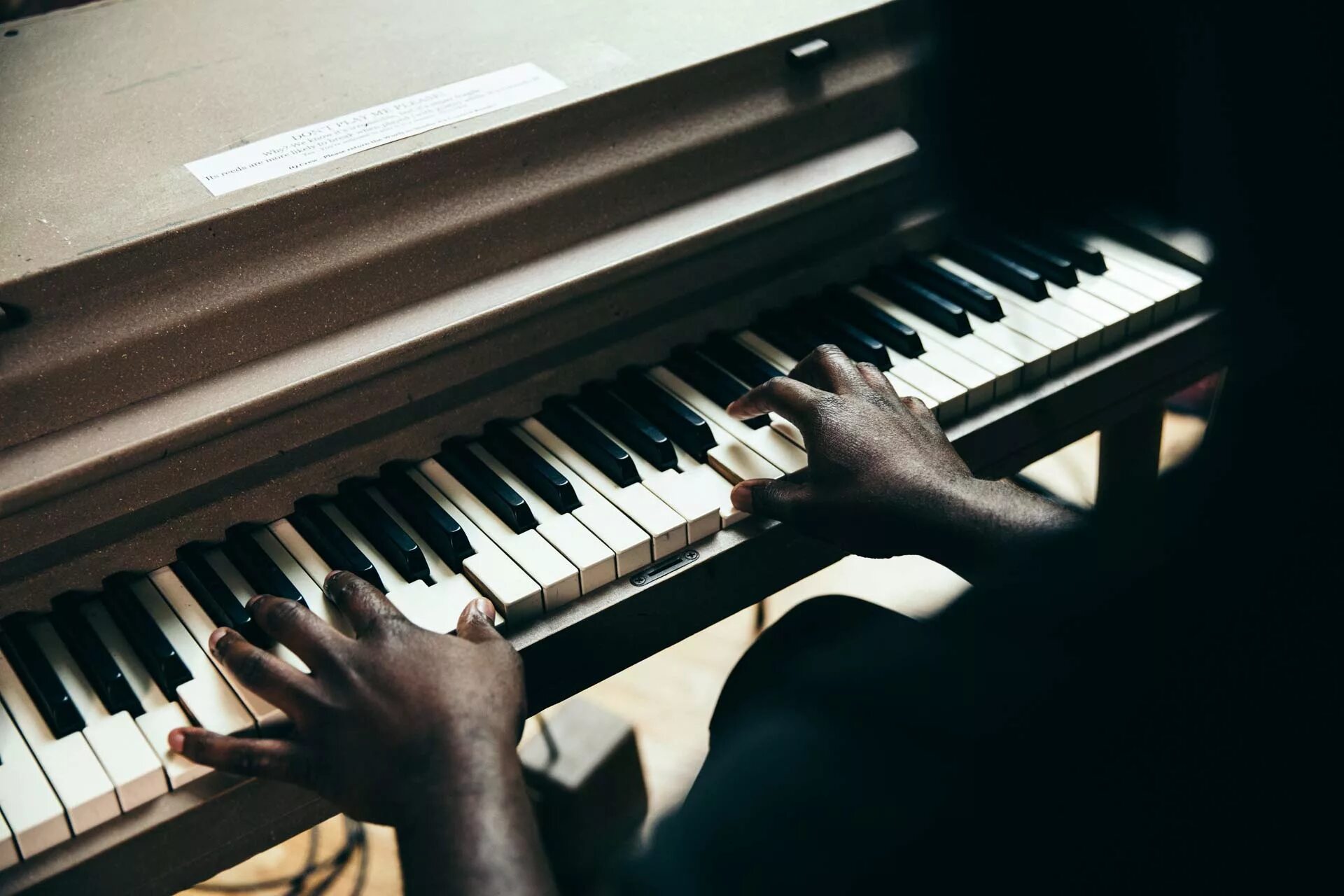 Tom plays piano. Пин ем. Музыкант пианист.