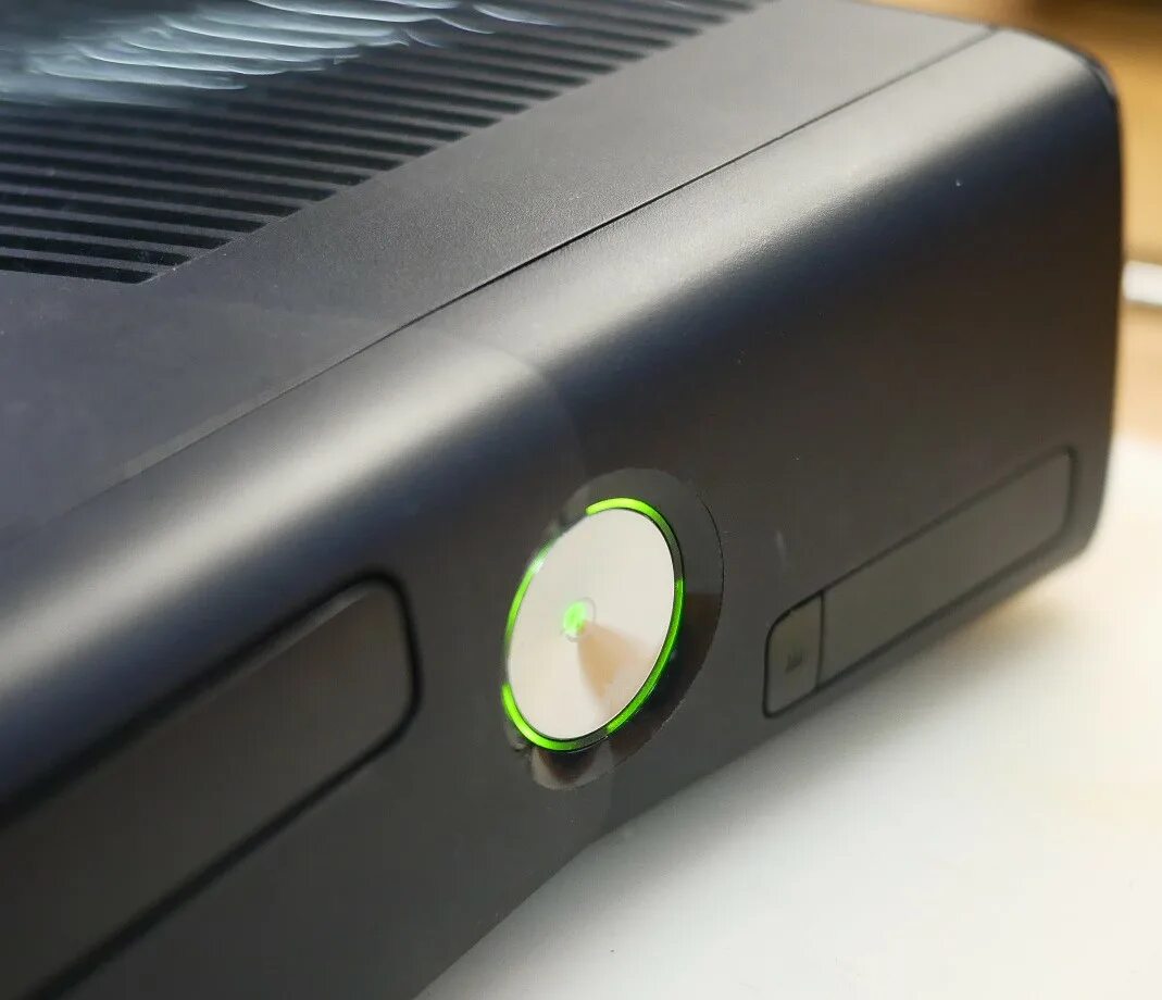 Включить икс. Xbox 360 Slim кнопки. Икс бокс 360 слим. Xbox 360 Slim дежурные напряжения. Xbox 360 s кнопка включения.