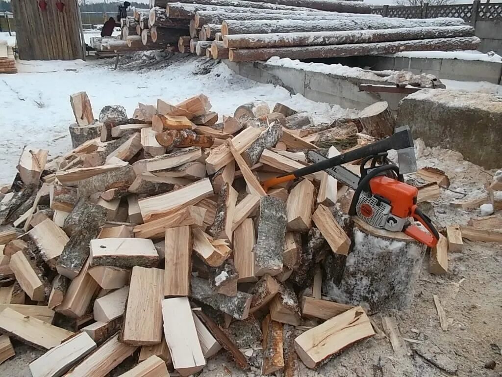 Сколько стоит расколоть дрова. Колка дров. Распил дров. Распиленные дрова. Распиловка дров бензопилой.