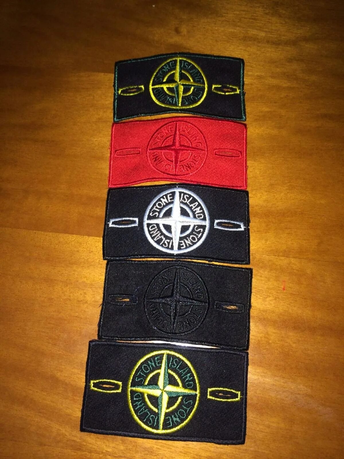 Что означает патч stone. Патч Локомотив Stone Island. Белый патч Stone Island. Патч 2007 стон Айленд.