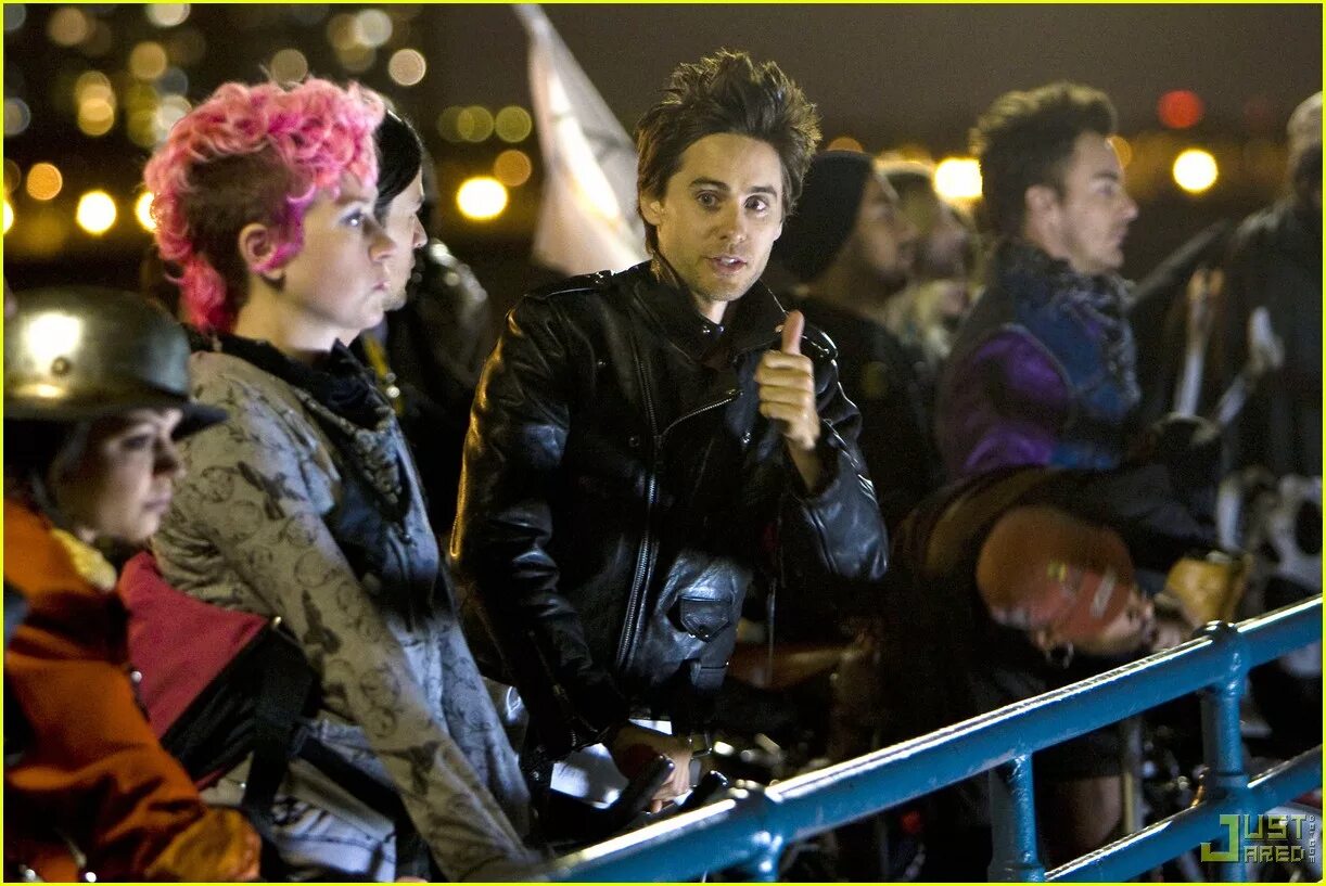 Seconds to mars kings and queens. Джаред лето kings and queens. 30 seconds to mars kings and queens. 30 seconds to mars kings and queens обложка. клип kings and queens.