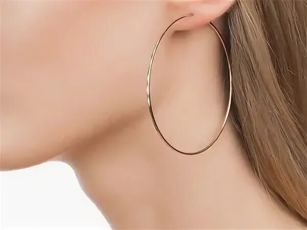 Серьги-кольца на девушках. Серьги кольца золотые на ушах. Серьги кольца маленькие. Серьги конго 2024. Серьги кольца золотые на ушах.