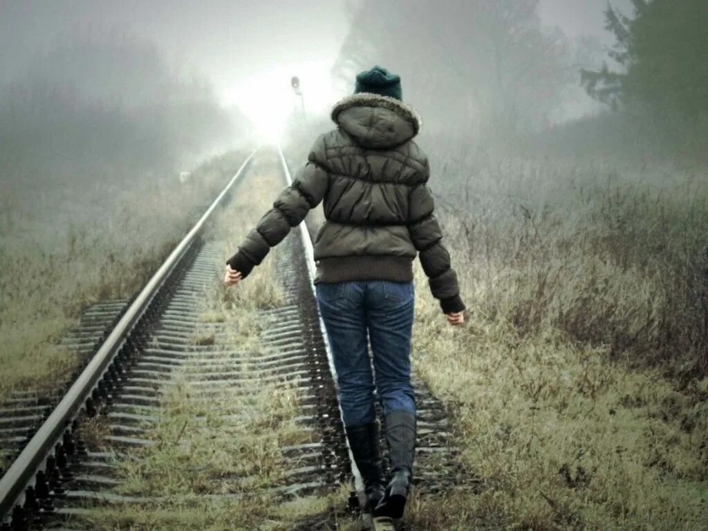 подросток уходит из дома. девушка сбегает из дома. женщина поднимается по лестнице. девушка сбегает из дома. человек на лестнице.