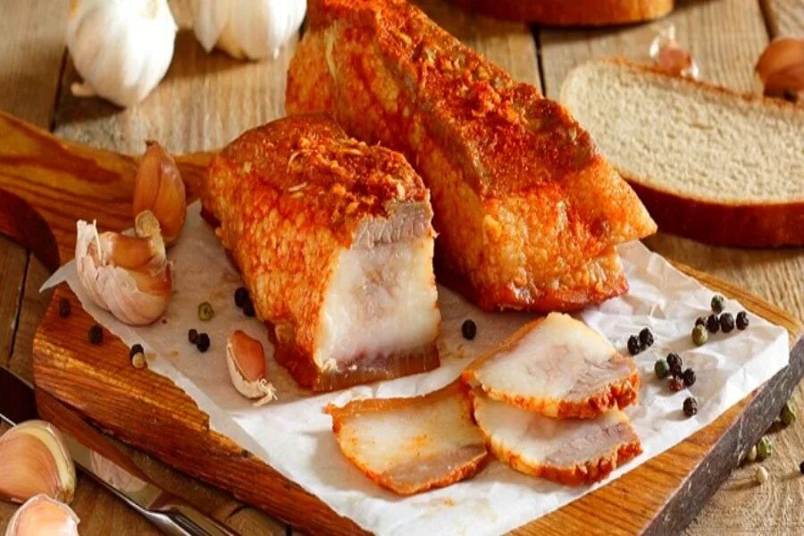 Варёное сало в луковой шелухе. Варёное сало в луковой шелухе. Сало копченое в луковой шелухе. Саломвтлуеовой шелухе. Вареное сало.