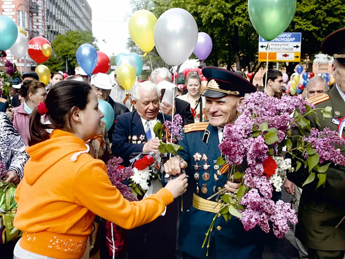 Праздник 9 мая установлен. Сирень победы 1945. 9 мая сирень победы. празднование дня победы. цветы ветеранам.