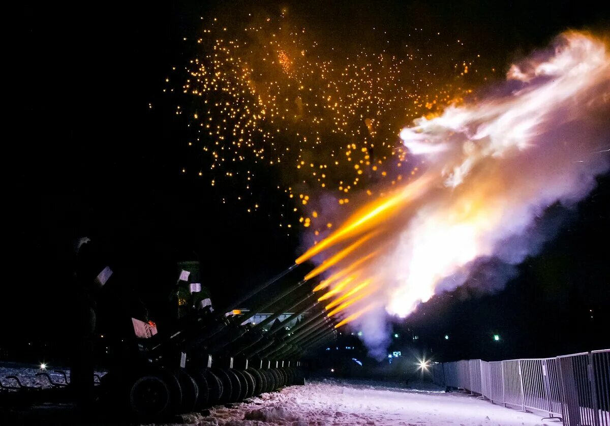 Залп фейерверка видео. Салют один залп. салютный выстрел. выстрел фейерверка.