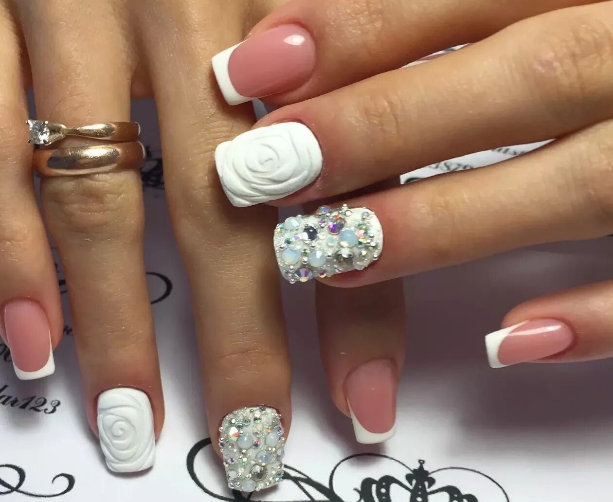 белый френч. свадебный маникюр. маникюр френч со стразами. французский маникюр. белый френч со.