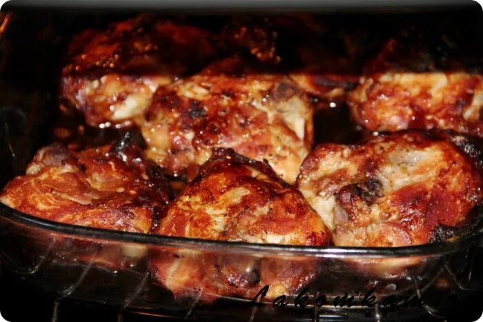 Куриные бедрышки в соевом соусе. Куриные бедра с подливой в духовке. Бедрышки в медово соевом соусе. Бедра куриные в духовке в соевом соусе. Бедра куриные в духовке в соевом соусе.