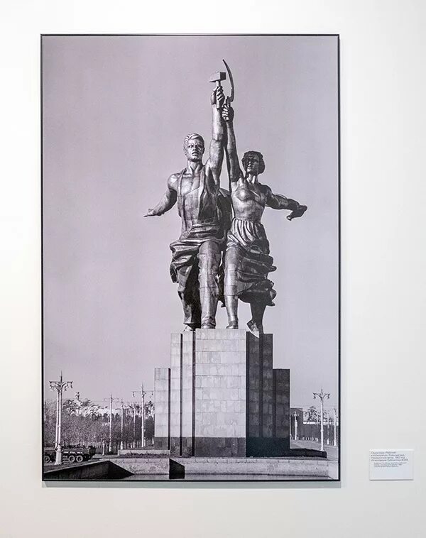 Рабочий и колхозница выставки 2025. Рабочий и колхозница в париже 1937. скульптура мухиной рабочий и колхозница в париже. рабочий и колхозница на выставке в париже 1937. рабочий и колхозница памятник на выставке в париже.