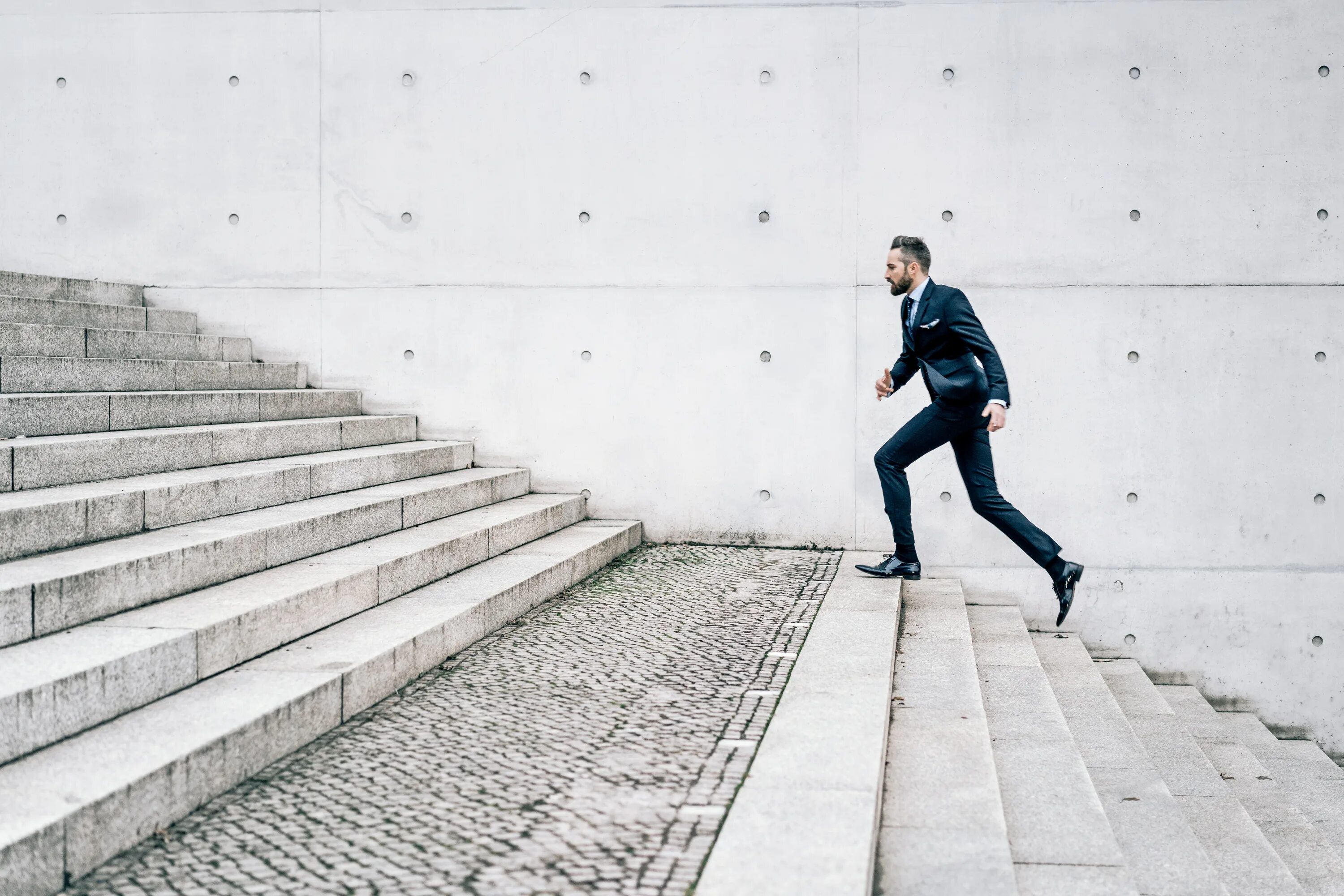 Мужчина в 1 очередь. Man on the Run. Парень на ступеньках с таблеткой. Go Stairs. Street Stairs.