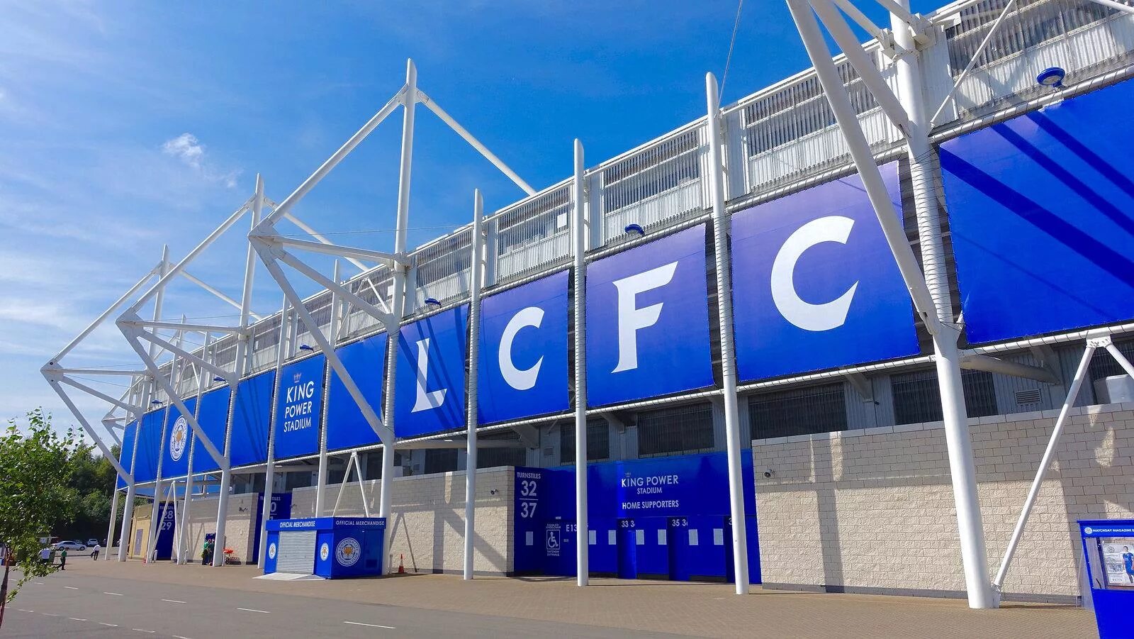 Кинг повер. Стадион King Power Stadium. Кинг Пауэр. Спонсор King Power. King Power футбол.