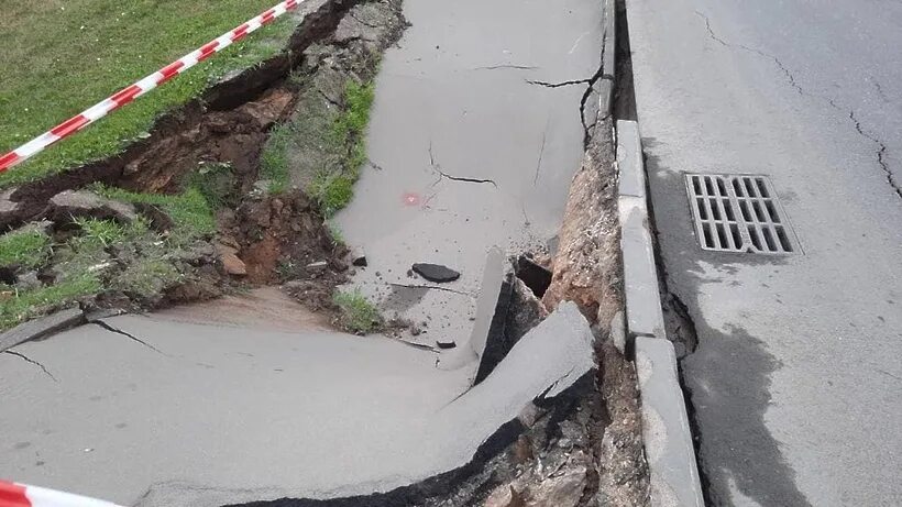Грунт проваливается. Провал грунта на тротуаре в москве. устранение провалов грунта. в москве провалился грунт на улице трубной. провал грунта на улице гурьянова.