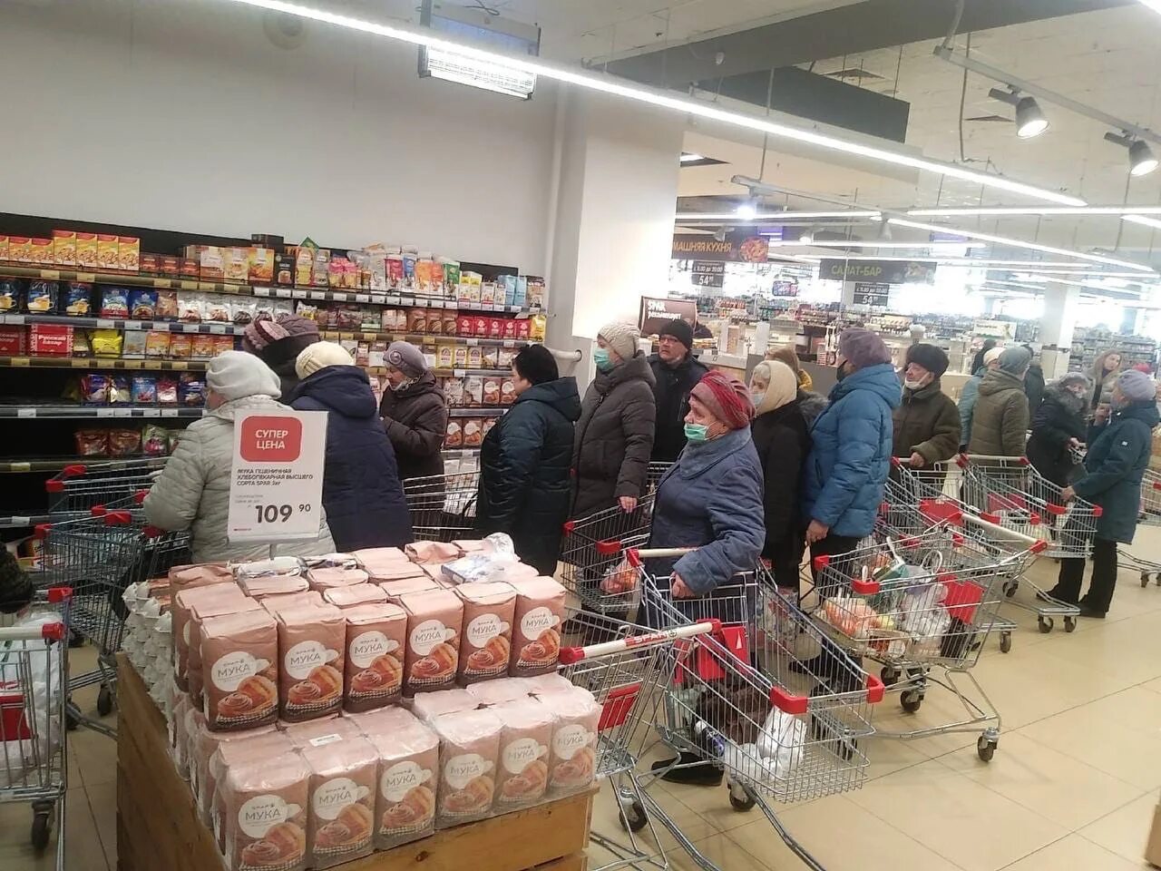 Зачем скупают. Магазин продукты. Сахар ажиотаж. Скупают сахар в магазинах. Ажиотаж в магазинах.