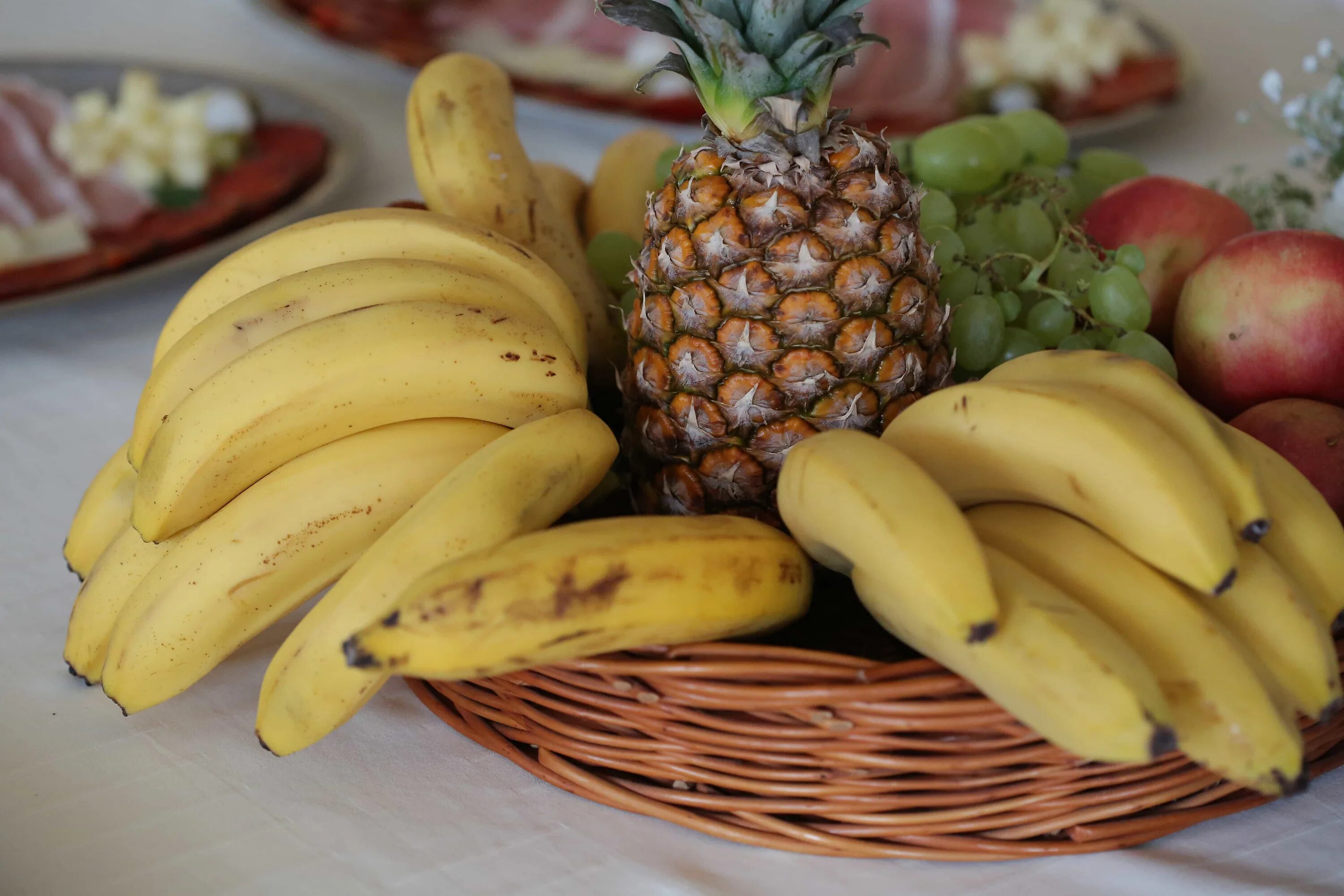 Ананас на столе фото. Фрукты банан. Композиция из бананов. Ананас и банан. Банан на столе.