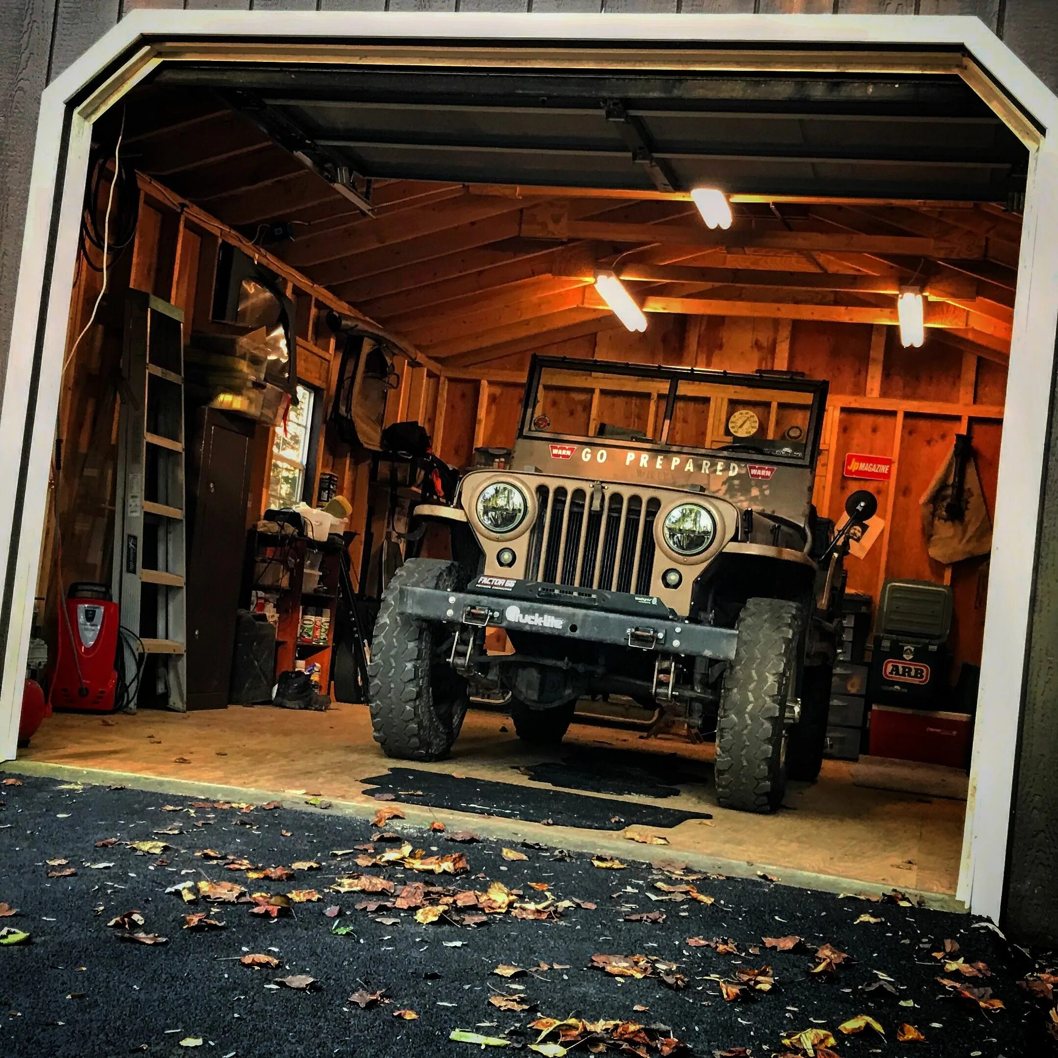 Джип в гараже. Garage custom jeep. Старый джип в гараже. Jeep wrangler 1945. Джип гараж.