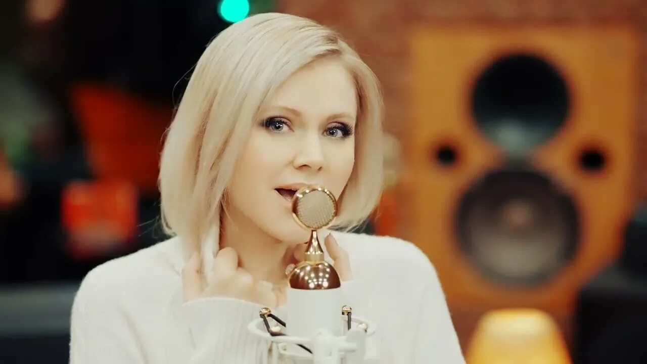 Натали в белом. Натали белый снег. Белая зима исполнитель. Певица натали зима. Зима белым бело.