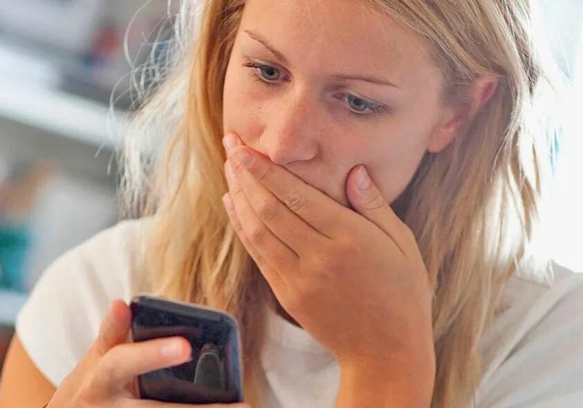 Was that on the phone. Женщина с телефоном. Мужчина звонит. Was that on the phone. Мужчина разговаривает по телефону.