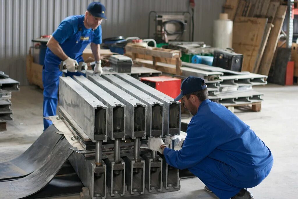 Горячая вулканизация конвейерных лент. Холодная вулканизация транспортерной ленты. Вулканизаторы для склейки ленты транспортера. Стыковка резинотросовых конвейерных лент. Лодка из транспортерной ленты.