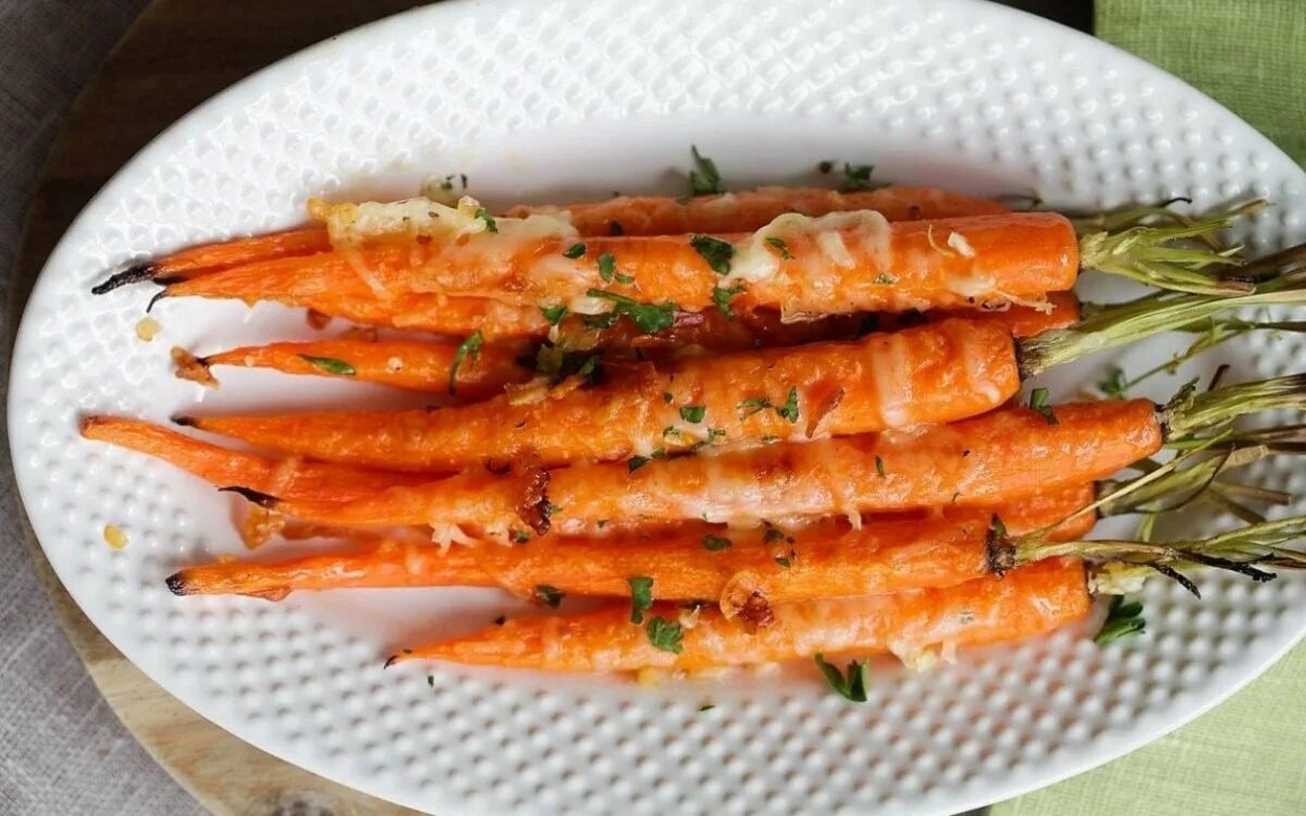 Печеная морковь. Запеченная морковь. Морковка в духовке. Запечённая морковь в духовке с чесноком. Запечённая морковь в духовке рецепт с фото.