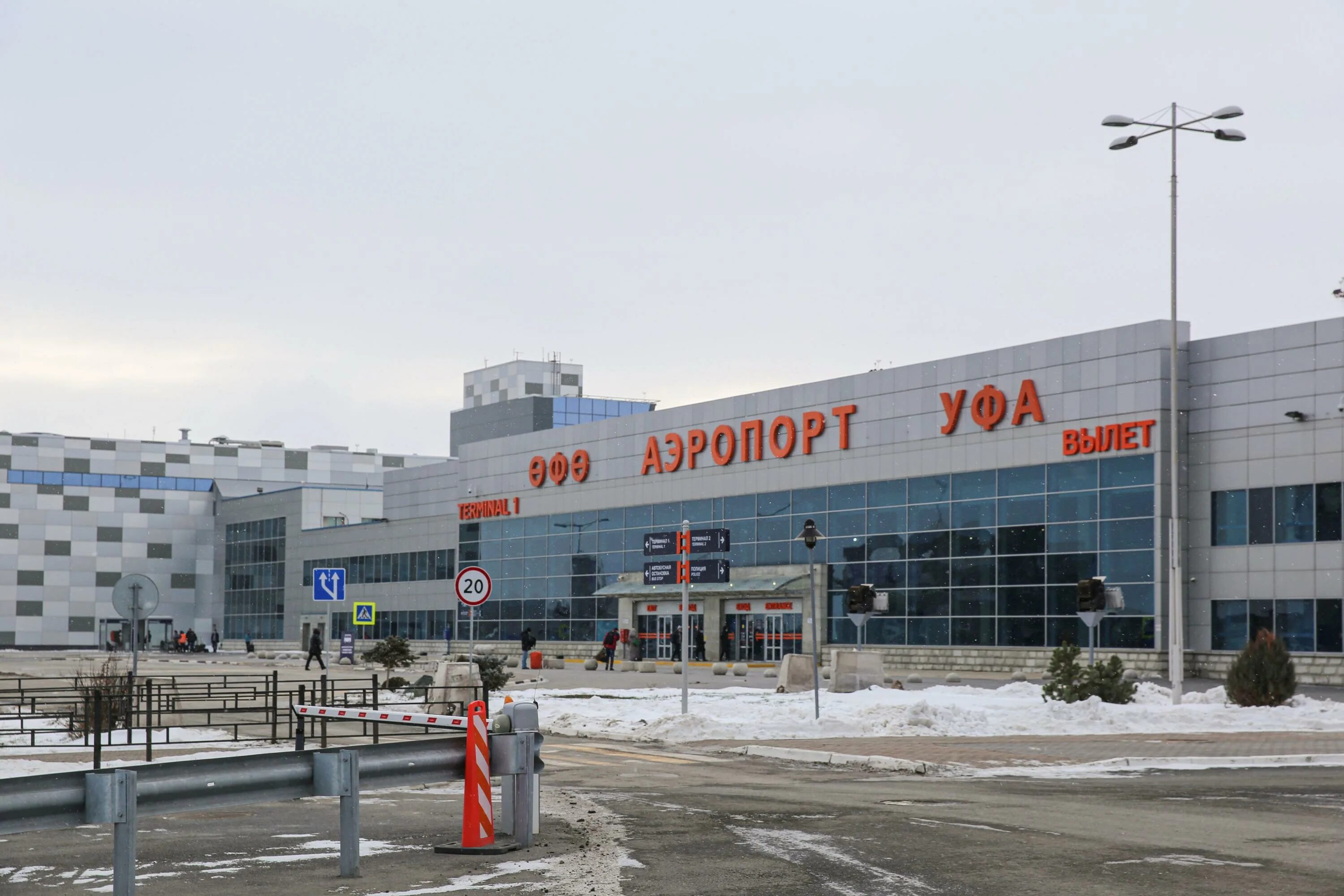 Бц салават юлаев уфа. Салават юлаев памятник в уфе зимой. Уфа с птичьего полета. Международный терминал уфа. Аэропорт уфа самолеты.