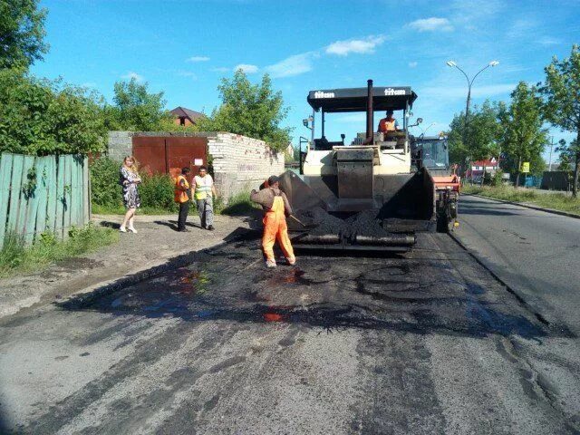 Женщины на укладке асфальта. Ремонт дорог Ярославль. Дорожный технадзор фото. Фото технадзор смешное.