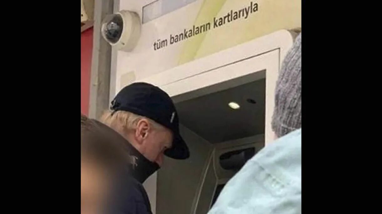 Чубайс сбежал. Чубайс в Турции у банкомата. Чубайс возле банкомата.