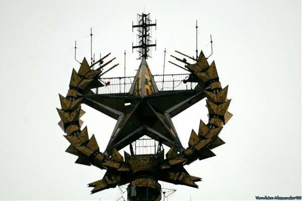Давление на шпиле здания мгу. Шпиль мгу. бауманка шпиль мгу. вышка спёрла шпиль мгу. шпиль мгу вектор.