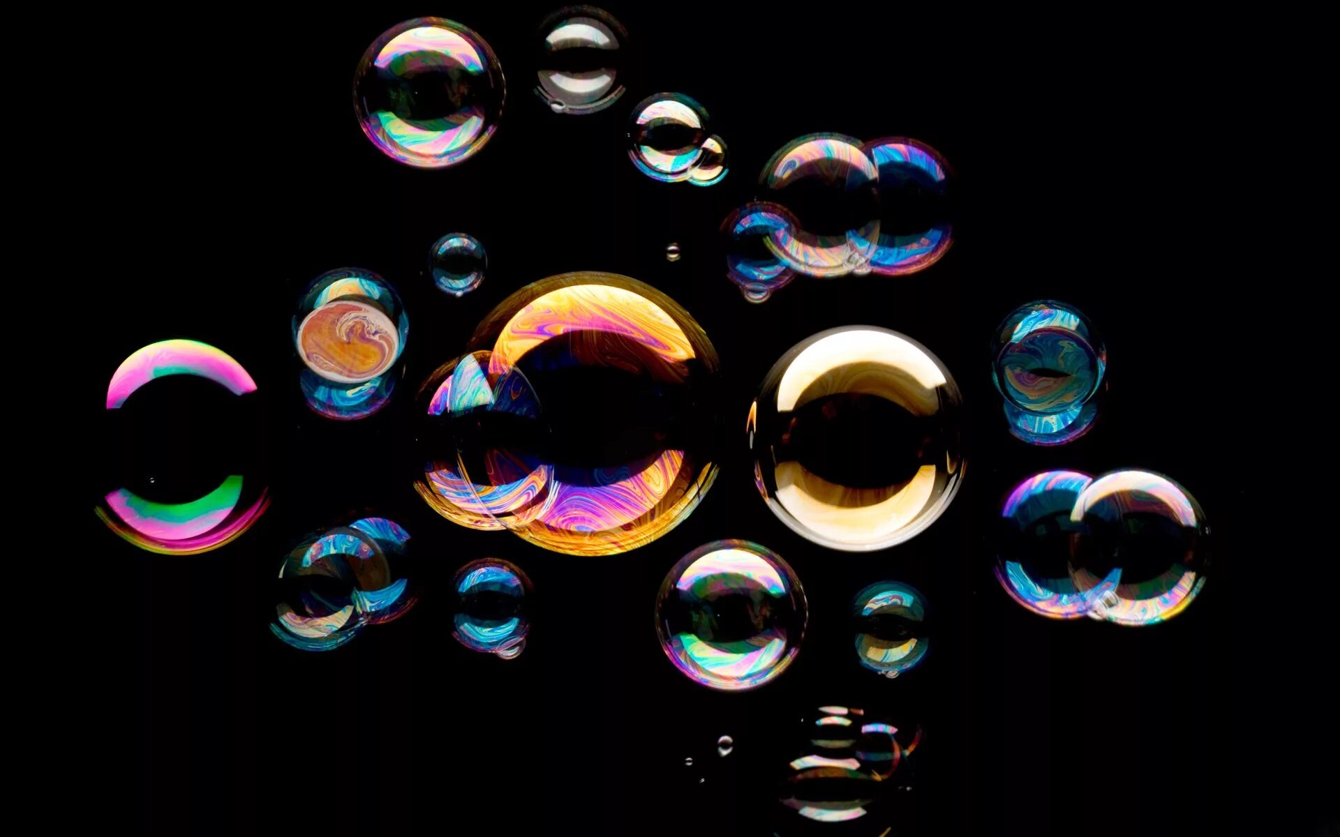 Черные пузырьки. Разноцветные мыльные пузыри. Цветные пузыри. Обои пузыри. Мыльные пузыри на черном фоне.