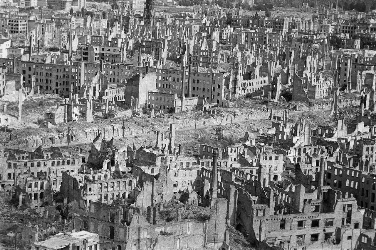 Немецкие города после войны. Дрезден бомбардировка 1945. Дрезден до бомбардировки 1945. Дрезден после бомбежки 1945 год. Дрезден после бомбардировки 1945.