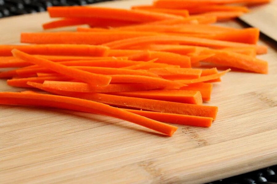 Нарезка овощей соломкой. Жардиньер, Бланкет (брусочки). Нарезка моркови брусочками. Морковь нарезанная соломкой. Морковь порезанная брусочками.